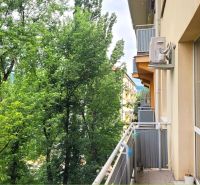 Balkon 3-pokojového bytu na Teplické ulici v Bratislavě - Novém Městě se zelení.