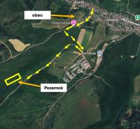 Letecký pohled na zemědělské a lesní pozemky v Černém Balogu s označením trasy.