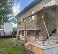 Rodinný dům v Rudné s venkovní terasou a zahrádkou.