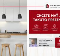 Kuchyně v 2-pokojovém bytě s LED osvětlením, dřevěným dekorem a ostrůvkem.