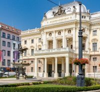 Historická budova Slovenského národního divadla na Hviezdoslavově náměstí v Bratislavě se zelení.