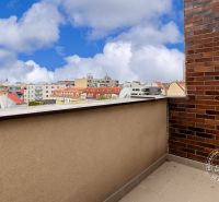 Balkon 2-pokojového bytu s výhledem na střechy ve Starém Městě Bratislavy.