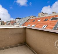 Výhled z balkonu na střechy a panoráma Bratislavy na Grösslingově v 2-pokojovém bytě.
