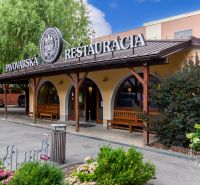 Pivovarská restaurace na Grösslingově ulici v Bratislavě - Starém Městě s lavičkami.
