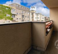 Balkon s výhledem na okolí Grösslingovy ulice v Bratislavě, 2-pokojový byt.