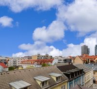 Pohled na střechy a mrakodrapy v Bratislavě - Staré Město z Grösslingovy ulice.