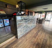Obchodní prostory se stylovým interiérem, podlaha s dřevěným dekorem, moderní design.