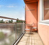 Balkon v 2-pokojovém bytě na Rovníkové ulici v Bratislavě - Ružinově s jednoduchým nábytkem.
