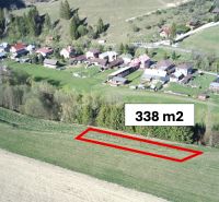 Letecký pohled na zemědělské a lesní pozemky v Čiernom Balogu s označeným pozemkem.