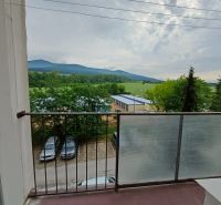 Výhled z 3pokojového bytu v Rožňavě na Edelényske ulici nabízí panoráma hor a zeleně.