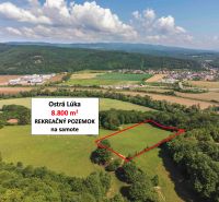 Rekreační pozemky v Ostrej Lúce obklopené přírodou a zelenou krajinou.