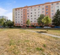 Bytový dům obklopený hřištěm na ulici Československých parašutistů, Bratislava - Nové Město.