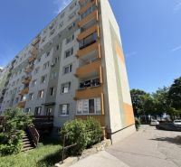 Panelový dům na Dudvážské ulici v Bratislavě - Podunajských Biskupicích s balkóny a zelení.