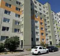 Panelový dům na Dudvážské ulici, Bratislava - Podunajské Biskupice, nabízející 1-pokojový byt.