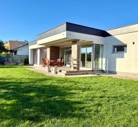 Rodinný dům na Lipové ulici v Pate s terasou a udržovaným trávníkem.