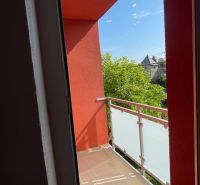 Balkon 3pokojového bytu s výhledem na zeleň a střechy v Prešově na Haburské.