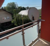 Balkon s výhledem na ulici Haburská v Prešově u 3pokojového bytu se satelitem.