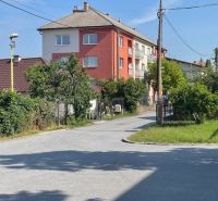 Bytový dům na Haburské ulici v Prešově obklopený zelení se 4 podlažími.
