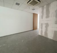 Kanceláře s bílými stěnami a podlahou v dekoru dlaždic.