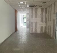 Kanceláře s prosklenými okny a dlažbou, strop s integrovanou klimatizací.