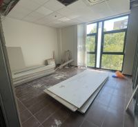 Kanceláře s výhledem na rekonstrukci místnosti, podlaha s dlaždicemi.