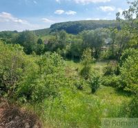 Zelená krajina obklopená kopci a lesy v Podkylavě vhodná na pozemky - bydlení.