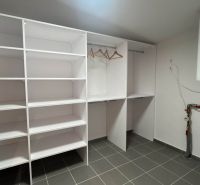Skříňka s policemi a kotlem v Rekreačním apartmánu.