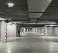Podzemní parkoviště v Rekreačním apartmánu na Tálech, Horní Lehota, s označenými parkovacími místy.