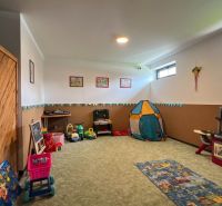 Dětský koutek v Rekreačním apartmánu s hračkami a stanem pro zábavu dětí.