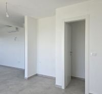 Bílá místnost ve 4-pokojovém bytě s klimatizací a keramickou podlahou.