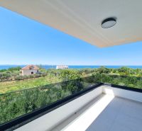 Balkon ve 4pokojovém bytě v Privlace s výhledem na moře a zeleň.