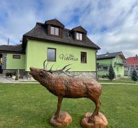 Socha jelena před vilou v obci Štôla, okres Poprad, Prešovský kraj, Slovensko.
