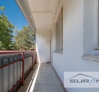 Balkon 4pokojového bytu na Bullově ulici v Bratislavě - Dúbravce, s výhledem na zeleň.