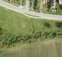 Letecký pohled na pozemky - bydlení ve Slovenské Volové s dopravní infrastrukturou.