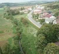 Krajina ve Slovenské Volové se zelení a cestou v Pozemky - bydlení.