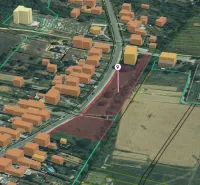 Letecký pohled na pozemky - bydlení v obci Slovenská Volová a okolní budovy.