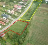 Letecký pohled na Pozemky - bydlení ve Slovenské Volové, zelená krajina a vesnické domy.
