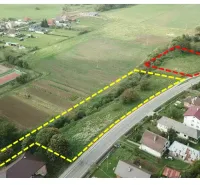 Letecká fotografie pozemků - bydlení ve Slovenské Volové, zobrazuje zelené plochy a cestu.