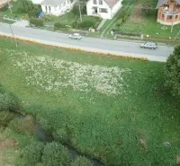 Letecký pohled na pozemky pro bydlení ve Slovenské Volové u cesty a domu.
