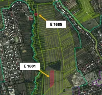 Letecký pohled na zemědělské a lesní pozemky v Humenném s parcelami E 1601 a E 1685.