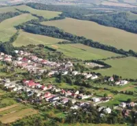 Letecký pohled na Rovné obklopené zemědělskými a lesními pozemky.