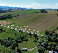Letecký pohled na Pozemky - bydlení v Plavči, lemované cestou a zelení.