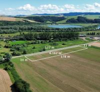 Pozemky - bydlení v Plavči, rozlehlá pole a panoramatická krajina se zelení.