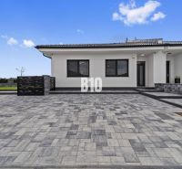 Rodinný dům v Nitře s kamennou dlažbou a jednoduchým exteriérovým designem.