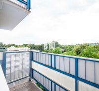 Balkon 3-pokojového bytu v Nitře s výhledem na zeleň a střechy budov.