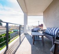 Balkon rodinného domu v Nitře s venkovním nábytkem a výhledem na okolí.