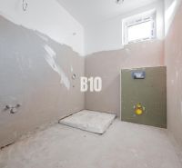 Koupelna ve výstavbě v rodinném domě, připravená k instalaci v Nitře.