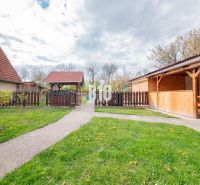 Nitra, rodinný dům, zahrada s dřevěným altánem, chodníkem a oplocením.