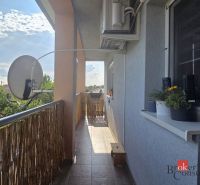 Balkon 4pokojového bytu v Blatné na Ostrově s výhledem na zahrady.