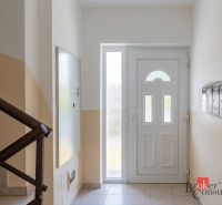 Vstupní hala 4pokojového bytu se schodištěm a poštovními schránkami.